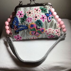 😎America &Beyond, “Butterflies”  gorgeous, see photos , in new condition,